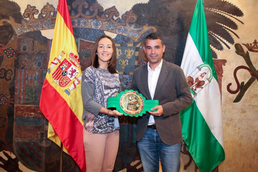 Imagen de la noticia El alcalde destaca la trayectoria de la luchadora…