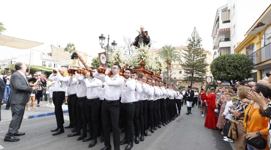 San Pedro Alcántara vive su Día Grande en honor del Patrón con un gran ambiente festivo y de devoción