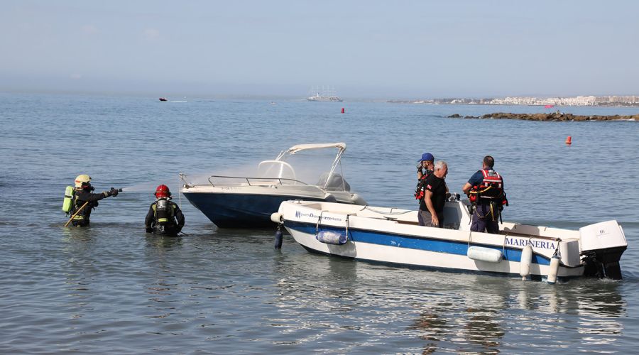 El Ayuntamiento realiza un simulacro de seguridad en el Puerto Deportivo Virgen del Carmen y en la Playa de El Faro con 40 efectivos para mejorar la respuesta ante una emergencia
