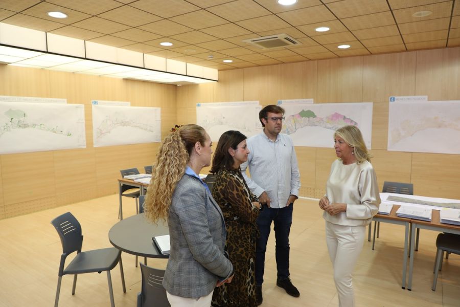 Imagen de la noticia La alcaldesa visita la oficina de exposición públ…