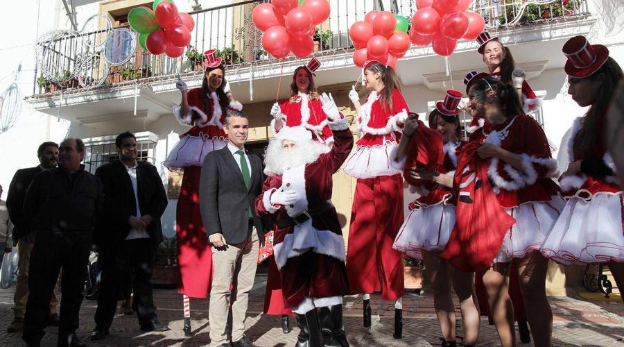 El alcalde recibe a la primera Papá Noel de la Navidad en Marbella y le hace entrega de las llaves de la ciudad