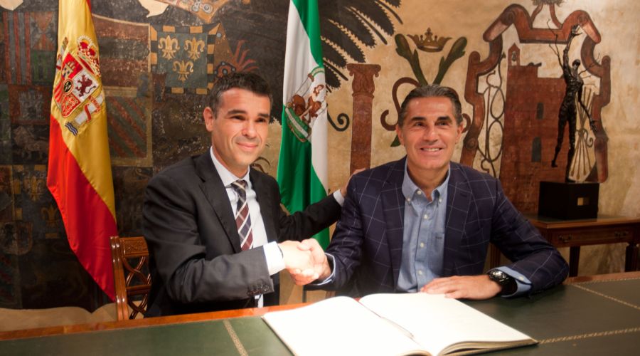 El alcalde destaca la trayectoria deportiva y el compromiso social del seleccionador español de baloncesto, Sergio Scariolo