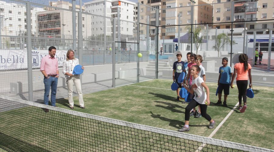 Las pistas polideportivas del Francisco Norte acogen un clinic de pádel con la participación de 200 escolares