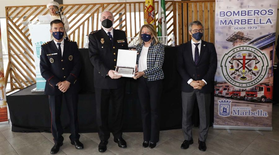 La alcaldesa destaca el “compromiso” y la “solidaridad” de los bomberos de Marbella y subraya la apuesta del equipo de Gobierno por “seguir incrementando la plantilla y poniendo a su disposición los mejores recursos”