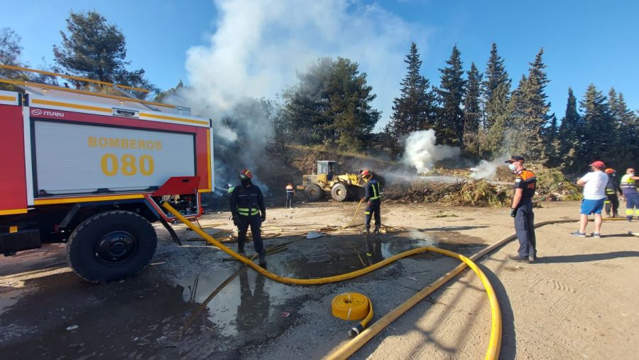 Imagen de la noticia Bomberos sofocan un incendio declarado en las inm…