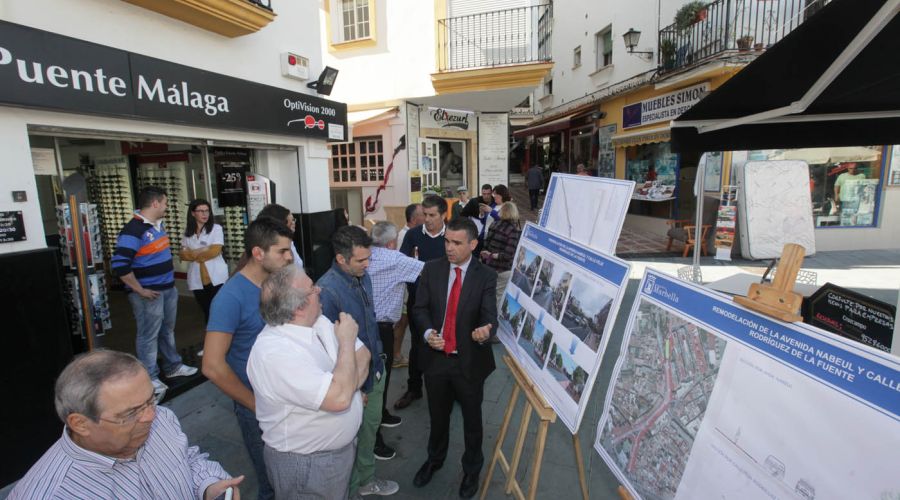 El alcalde informa a vecinos y comerciantes sobre las obras de remodelación de la avenida Nabeul y la calle Félix Rodríguez de la Fuente
