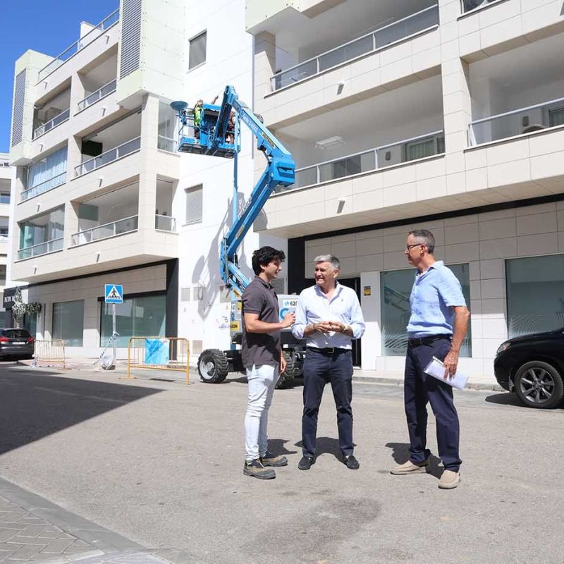 San Pedro Alcántara avanza en la renovación del alumbrado público con una nueva actuación de eficiencia energética en la avenida de Salamanca