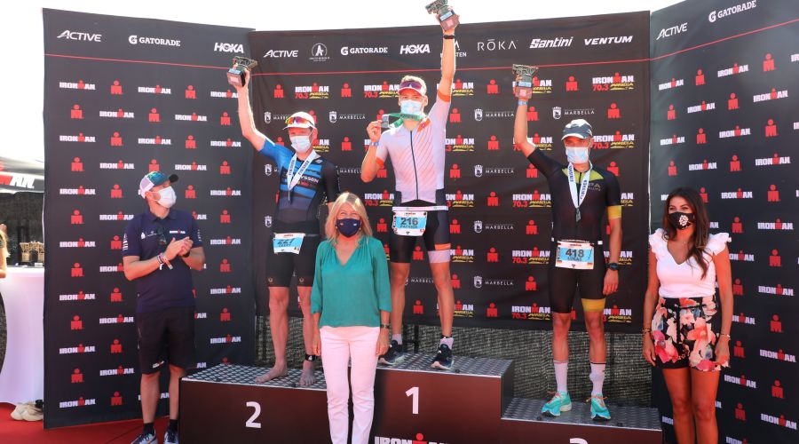 La alcaldesa resalta el éxito del Ironman y el alto nivel de una prueba donde el equipo de ‘Marca Marbella’ integrado por Marina Castro, Ismael Rojas y Javier Díaz Carretero ha ganado la categoría de relevos mixtos