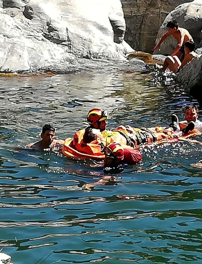 Imagen de la noticia Bomberos rescatan a un joven que hacía barranquis…