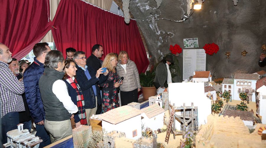 La alcaldesa asiste a la inauguración del Belén de la Asociación de Vecinos El Calvario-Huerta Belón