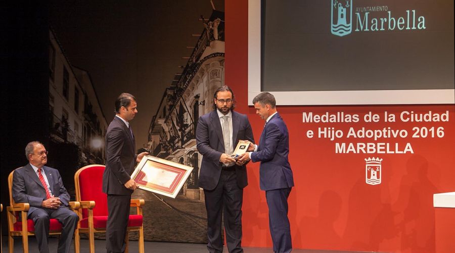 El Ayuntamiento entrega la Medalla de la Ciudad a los bomberos, Starlite, Sánchez Cantos y Vicente Espona y el título de Hijo Adoptivo a Carlos Posac