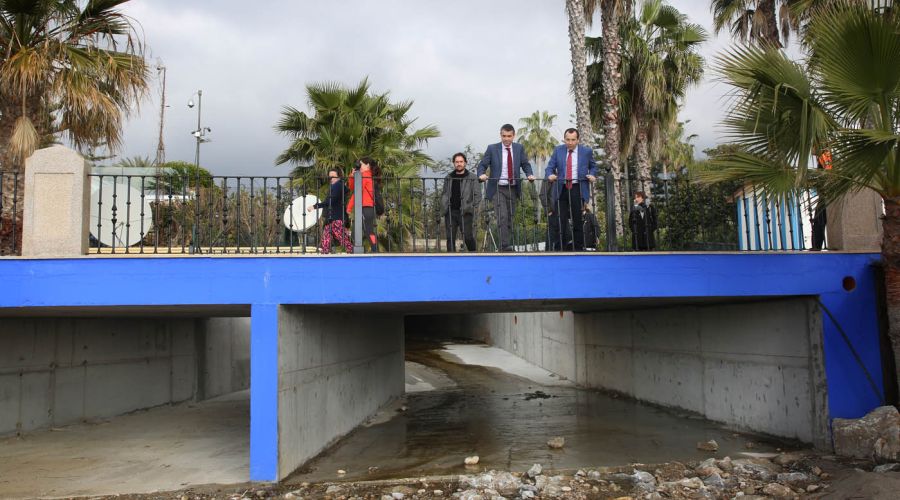 El alcalde y el delegado del Gobierno en Málaga visitan las obras de drenaje realizadas en el cruce del Arroyo de las Piedras del paseo marítimo y destacan la colaboración entre Ayuntamiento y Junta para reparar los daños del temporal
