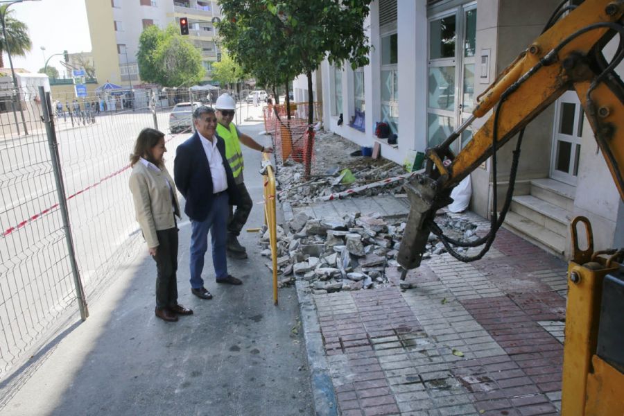 Imagen de la noticia El Ayuntamiento acondiciona el acerado de la call…