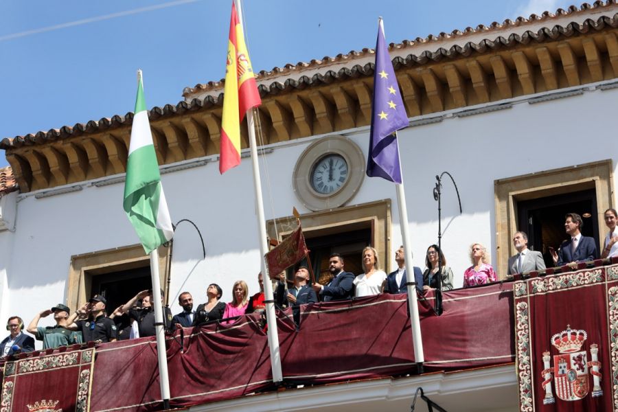 Imagen de la noticia El balcón del Ayuntamiento luce el Pendón en la j…
