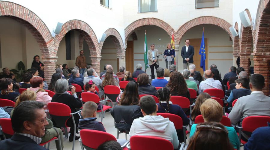 El Ayuntamiento rinde homenaje a más de cincuenta trabajadores municipales que se han jubilado este año