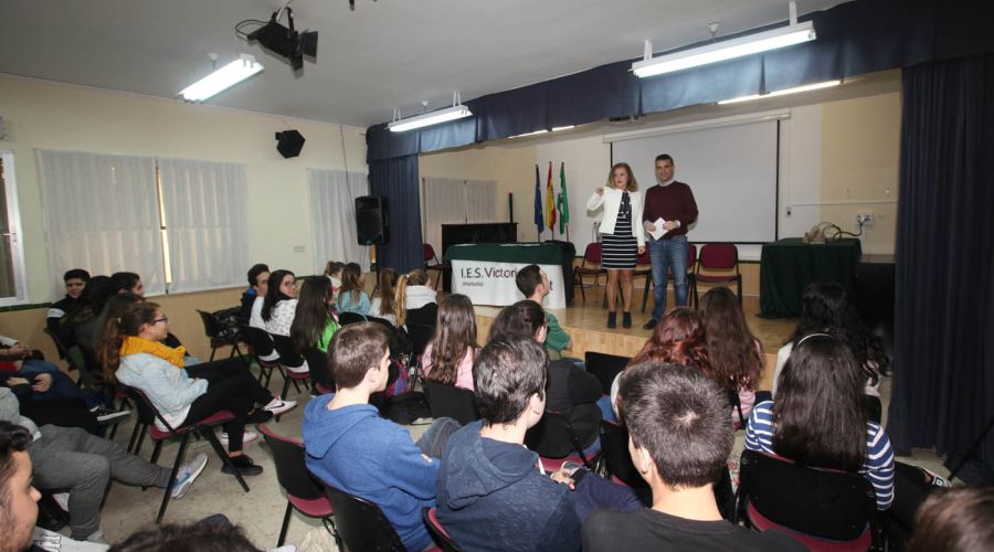 El alcalde de Marbella, José Bernal, ha visitado esta mañana el IES Victoria Kent con motivo del Día de la Constitución
