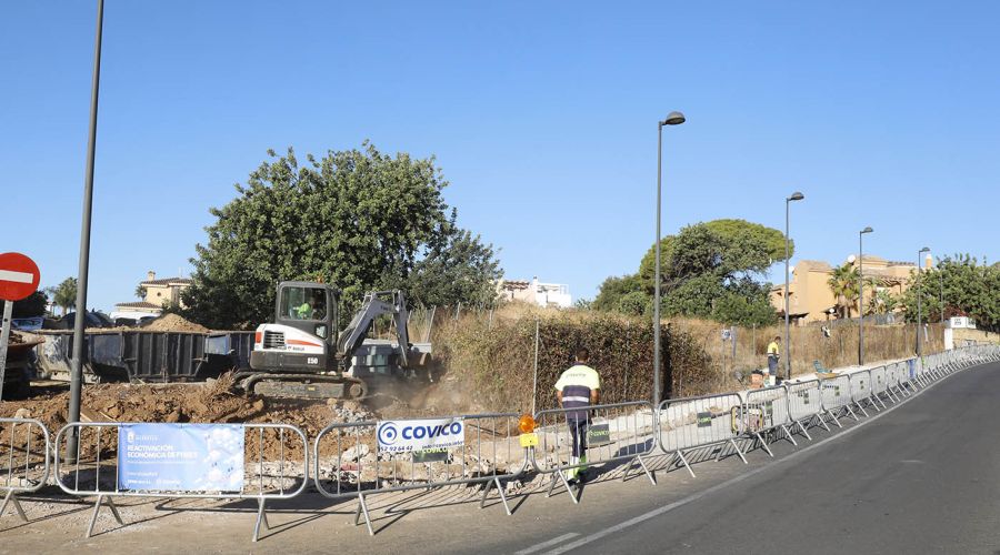 El Ayuntamiento habilita nuevas plazas de aparcamiento y reforma más de 300 metros cuadrados de acerado en uno de los principales viales de Xarblanca