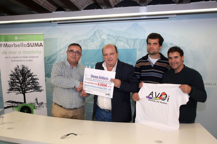 Imagen de la noticia El Ayuntamiento entrega a AVOI un cheque de 6.000…