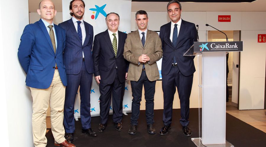 El alcalde asiste a la inauguración de una innovadora oficina de La Caixa en Marbella