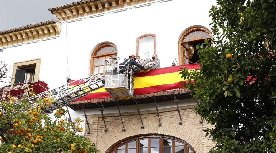 El Ayuntamiento rinde homenaje a la Virgen de la Inmaculada Concepción con una ofrenda floral del Cuerpo de Bomberos a la imagen ubicada en el edificio consistorial