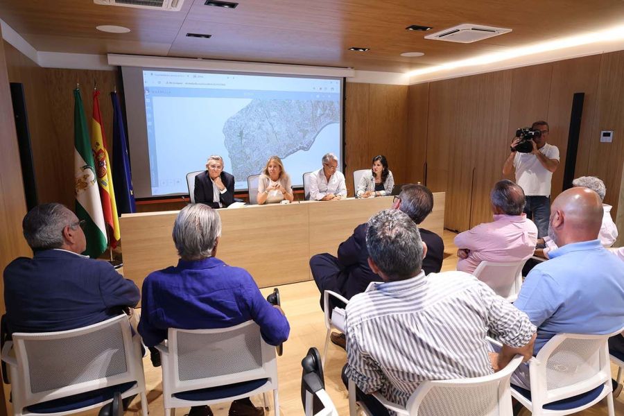 Imagen de la noticia La alcaldesa informa a los empresarios del polígo…