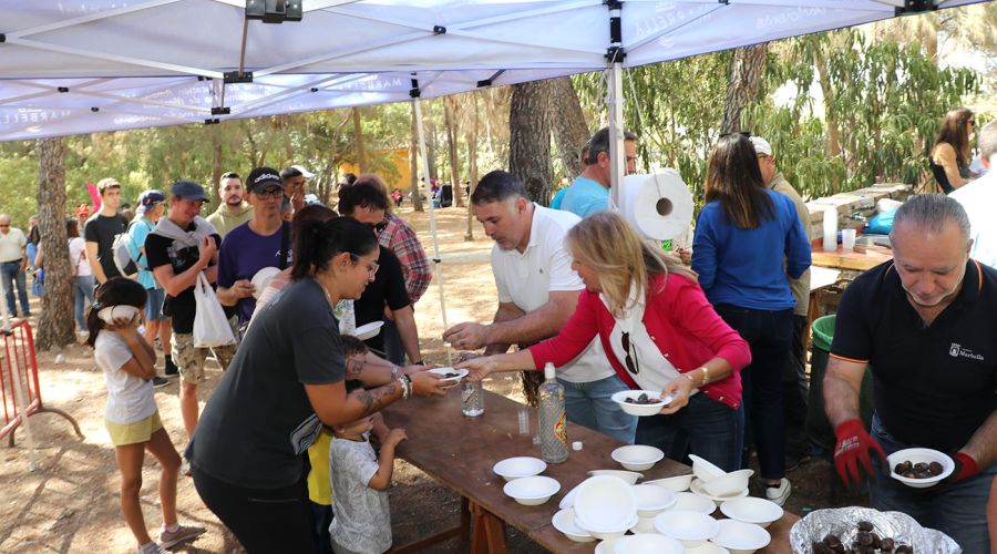 Marbella y San Pedro Alcántara mantienen las tradiciones y reúnen a cientos de personas en las fiestas del Tostón en los parques de Nagüeles y Los Tres Jardines