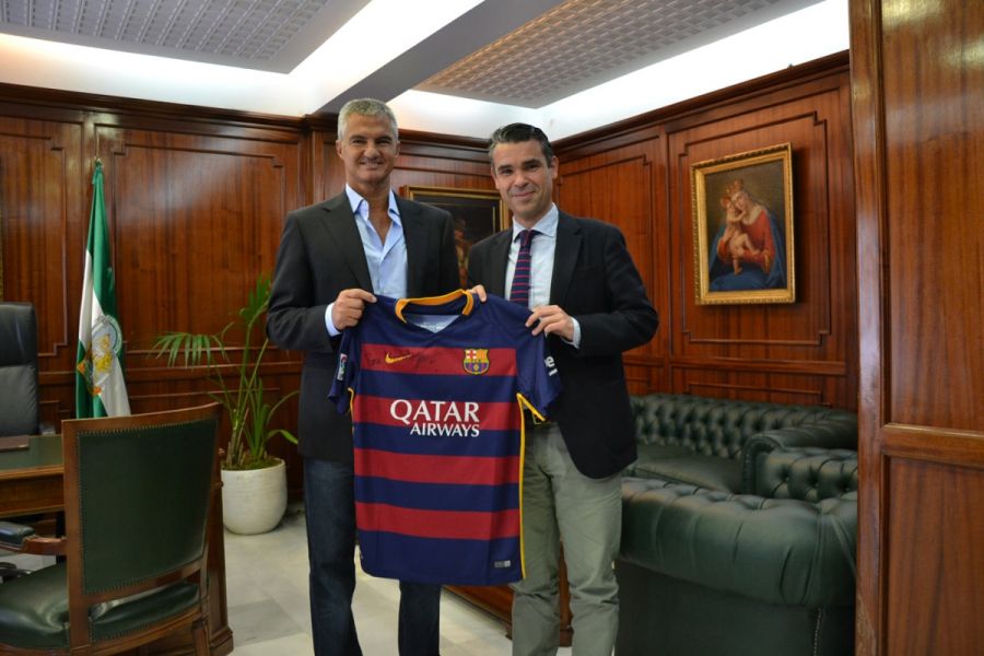 Imagen de la noticia El alcalde recoge una camiseta firmada por Messi…