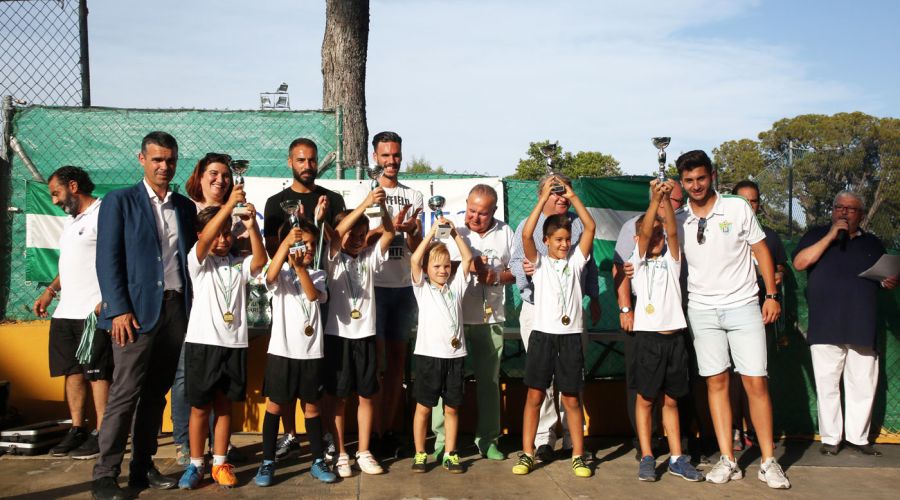 El alcalde asiste a la entrega de trofeos y distinciones del CD Vázquez Cultural