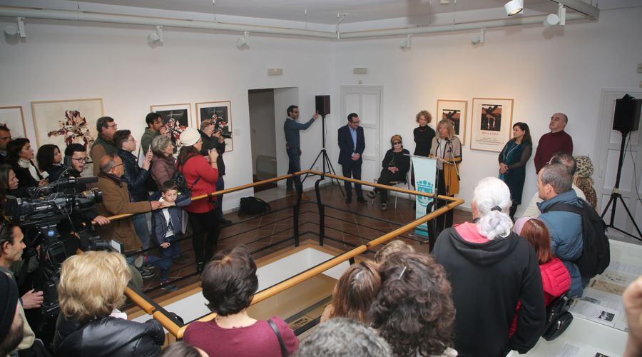 Una muestra que reúne por primera vez la obra gráfica completa de Manolo Millares se exhibe en el Museo del Grabado