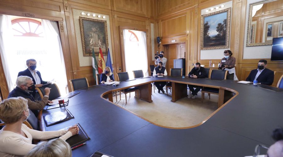El Ayuntamiento firma los convenios de colaboración con las siete cofradías de pasión de Marbella, dotados de una subvención de 55.000 euros y dentro de un compromiso mantenido en la pandemia