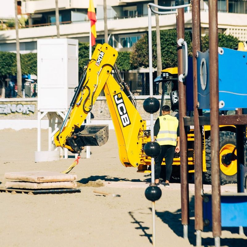 El Ayuntamiento renueva más de 1.000 metros de pasarelas en las playas y amplía su anchura hasta los tres metros para mejorar la accesibilidad de los usuarios de cara a la temporada estival
