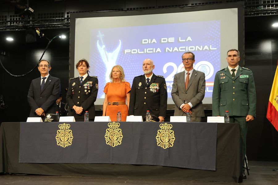 Imagen de la noticia La alcaldesa destaca el compromiso de la Policía…