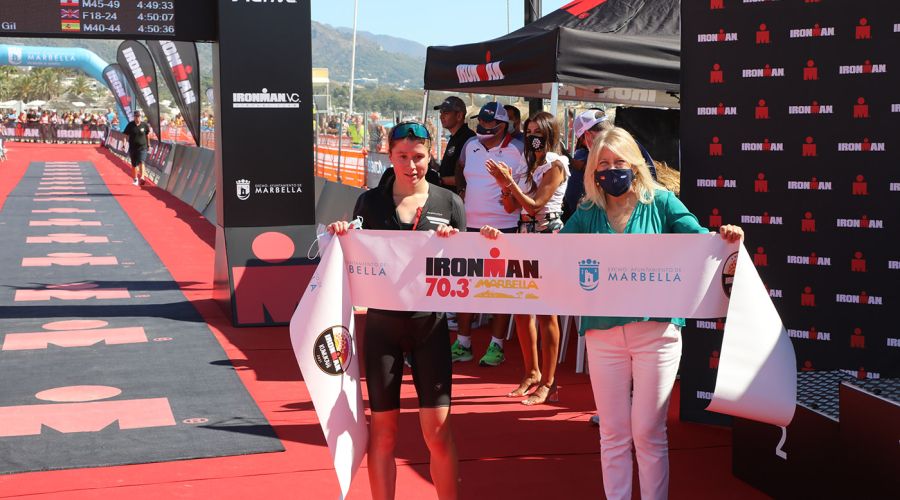 La alcaldesa resalta el éxito del Ironman y el alto nivel de una prueba donde el equipo de ‘Marca Marbella’ integrado por Marina Castro, Ismael Rojas y Javier Díaz Carretero ha ganado la categoría de relevos mixtos