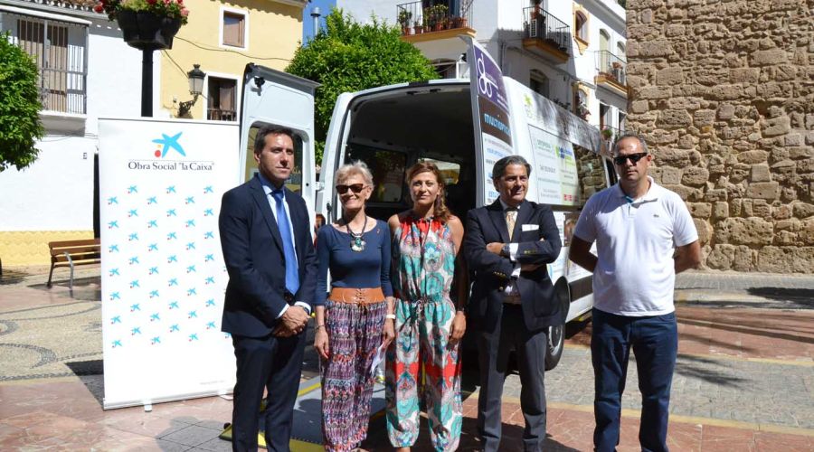 El Ayuntamiento respalda la labor de la Asociación de Esclerosis Múltiple de Marbella y San Pedro ‘Nuevo Amanecer’ en la presentación de su nuevo vehículo