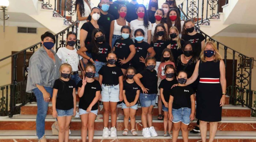 La alcaldesa recibe a cinco academias de baile que representarán a la ciudad en la final del concurso ‘Vive tu sueño’, que tendrá lugar en Tarragona del 18 al 20 de junio