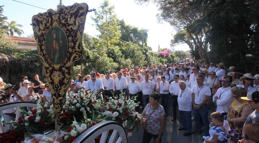 El alcalde acompaña a los Romeros de San Bernabé en la procesión y Romería del Santo Patrón de Marbella