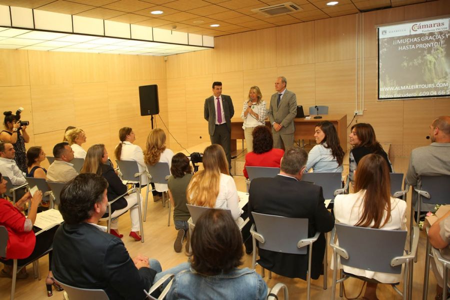 Imagen de la noticia Más de 80 alumnos reciben los diplomas de los cur…