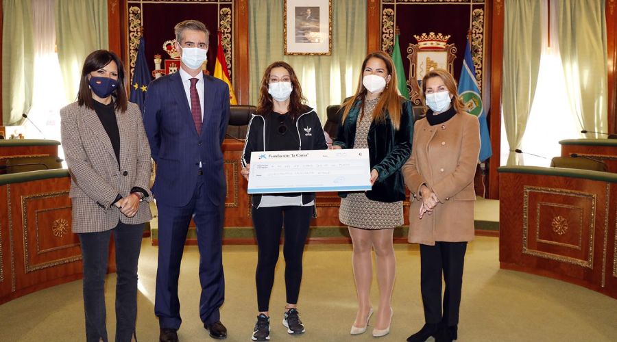 El Ayuntamiento respalda la entrega de sendos cheques de Caixabank a la Fundación Global Gift y a la Asociación ‘A mí no me digas que no se puede’ para apoyar su labor social