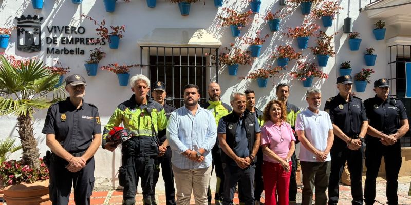 El Ayuntamiento guarda un minuto de silencio en recuerdo de las víctimas del incendio de Los Gallardos