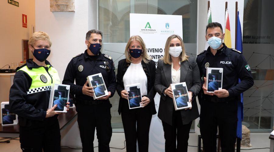 El Ayuntamiento y la Consejería de Fomento firman un convenio que permitirá a la Policía Local de Marbella acceder en tiempo real al registro autonómico para el control de los VTC