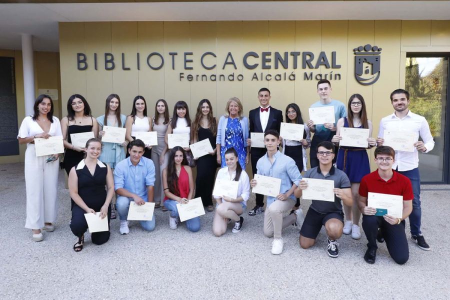 Imagen de la noticia El Ayuntamiento reconoce a la veintena de estudia…