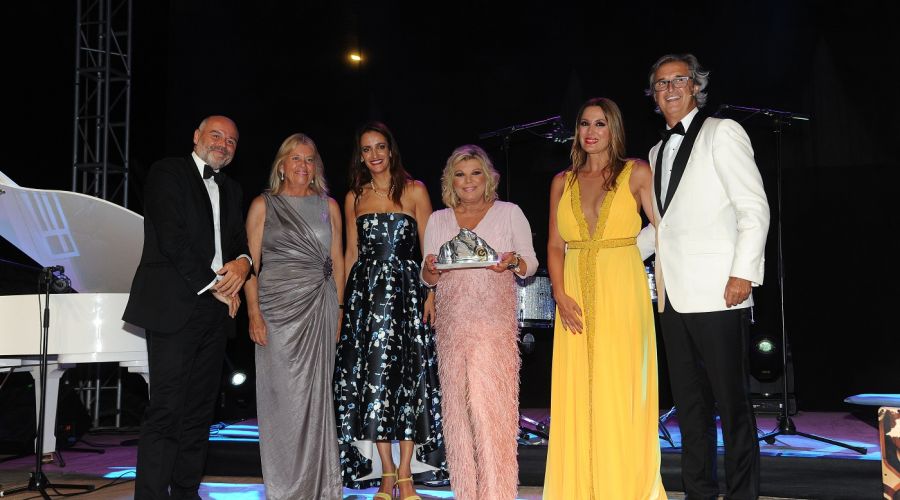 La alcaldesa destaca en la XXXVII Cena de Gala de la AECC “la trayectoria y labor” de la asociación y subraya la “estrecha colaboración” con el Ayuntamiento
