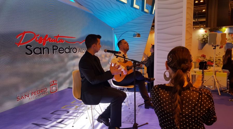 La bailaora sampedreña Marta Álvarez y su cuadro flamenco actúan en el stand de la ciudad en FITUR