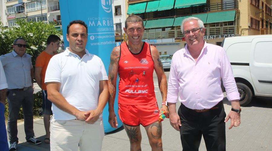San Pedro Alcántara recibe al deportista Fernando Plaza en su ‘Desafío Transibérico’ por la península para recaudar fondos a beneficio de la Asociación Sonrisa de Lunares