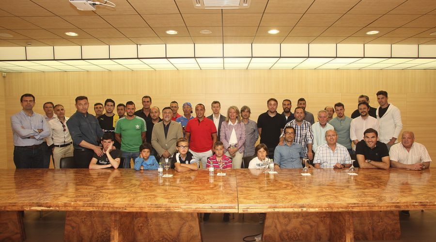 La alcaldesa acompaña a los clubes de fútbol base de Marbella en su encuentro en el Palacio de Congresos
