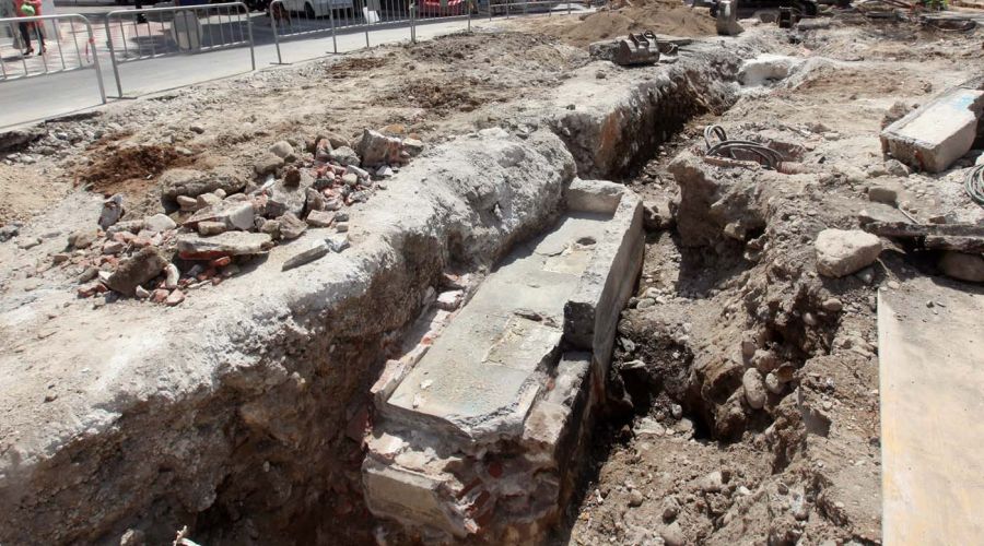 El Ayuntamiento conservará en su ubicación original la fuente aparecida durante los trabajos de saneamiento de la avenida Nabeul