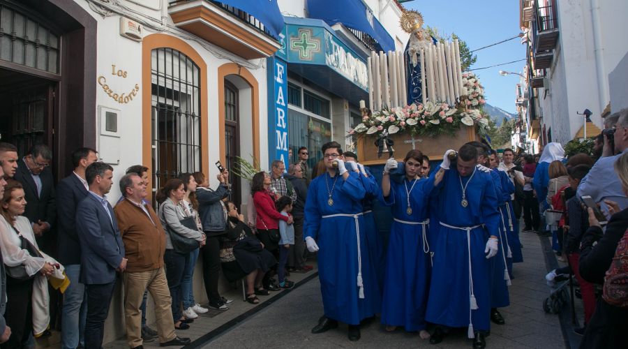 El alcalde asiste a la procesión de la Asociación Juvenil Virgen de la Amargura