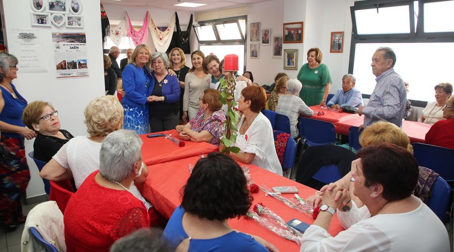 La alcaldesa asiste a la Fiesta de la Cruz de Mayo del Centro de Participación Activa \'Los Paisajes\'