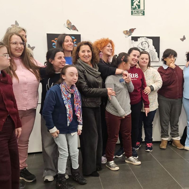 El Ayuntamiento respalda a la asociación Crece en la inauguración de la exposición de pinturas ‘Nosotras’, un homenaje al papel histórico de la mujer y su lucha por la igualdad