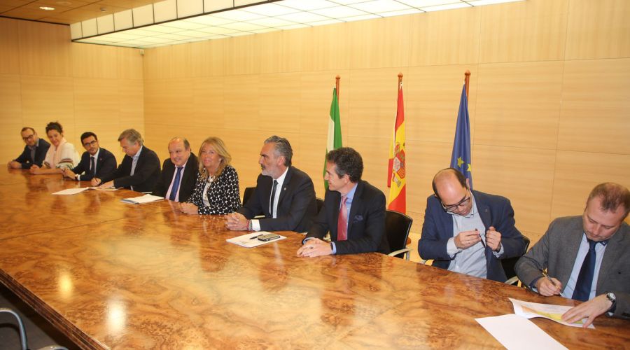 El Ayuntamiento y AEHCOS firman un convenio para potenciar la promoción turística de la ciudad y favorecer la desestacionalización